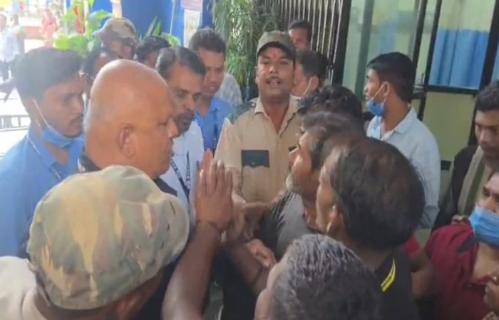बिलासपुर में मरीज की मौत के बाद भड़के परिवार वालों ने वार्ड ब्वाय को चप्पलों से पीटा, फाड़े कपड़े बिलासपुर में मरीज की मौत के बाद भड़के परिवार वालों ने वार्ड ब्वाय को चप्पलों से पीटा, फाड़े कपड़े