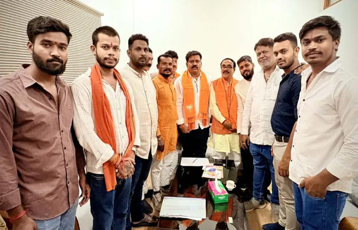 धर्मांतरण कानून के प्रभावी क्रियान्वयन की मांग: हिंदू जागरण मंच ने गृह मंत्री विजय शर्मा से की मुलाकात धर्मांतरण कानून के प्रभावी क्रियान्वयन की मांग: हिंदू जागरण मंच ने गृह मंत्री विजय शर्मा से की मुलाकात