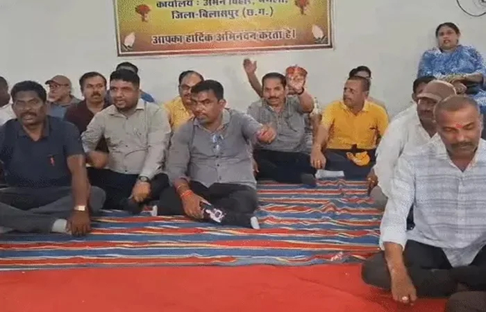 पटवारियों की अनिश्चितकालीन हड़ताल, राजस्व के काम प्रभावित: गिरदावरी की प्रक्रिया सरल करने और पदोन्नति की मांग पटवारियों की अनिश्चितकालीन हड़ताल, राजस्व के काम प्रभावित: गिरदावरी की प्रक्रिया सरल करने और पदोन्नति की मांग